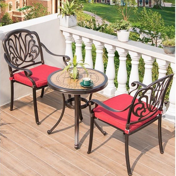 Gegoten aluminium tafel en sto - Outdoor Furniture One Piece recensie en prijs